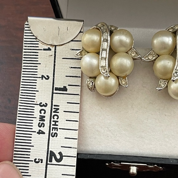 1950s imitation pearl & baguette crystal diamond silver tone clip on earrings - Picture 5 of 7
